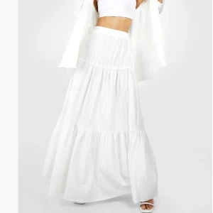 Maxikjol - Säljer denna jättefina maxikjolen ifrån boohoo, aldrig använd, prislapp kvar💕 frakt tillkommer❣️ ( kjolen är ganska lång, går inte att ha mörka underkläder ) budgivning, eller köp direkt för 450