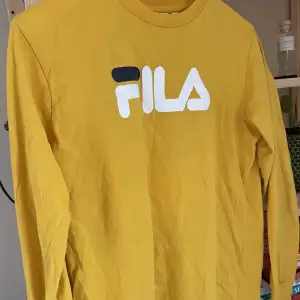 Superfin tröja från Fila, ganska stor i storleken❣️👌