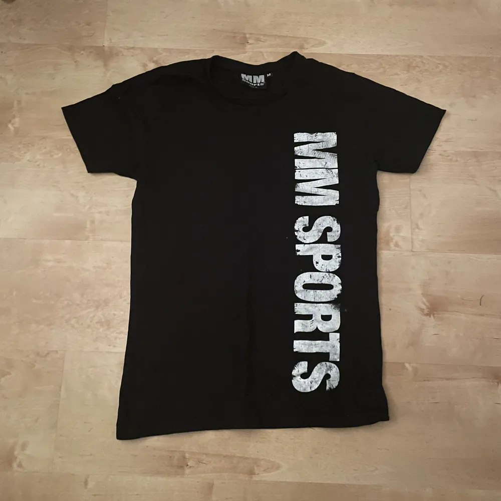 Tja! Säljer min Mmsports T-shirt som använts 1 gång. För fler frågor skriv dm 👍🏼. T-shirts.