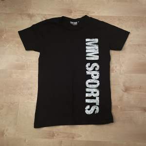 Tja! Säljer min Mmsports T-shirt som använts 1 gång. För fler frågor skriv dm 👍🏼