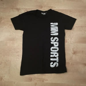 Mmsports T-shirt  - Tja! Säljer min Mmsports T-shirt som använts 1 gång. För fler frågor skriv dm 👍🏼