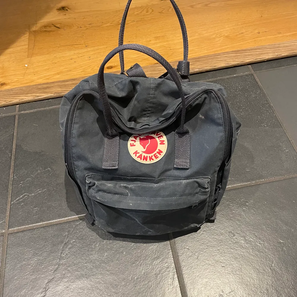 Marinblåa ryggsäck från Fjällräven . Väskor.