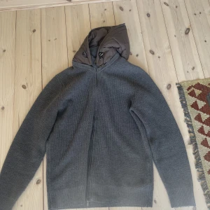 Massimo Dutti Cardigan - Säljer denna snygga cardiganen från Massimo Dutti! Den är slut nästan överallt och är i mycket bra skick. Hör av er vid fler frågor👍