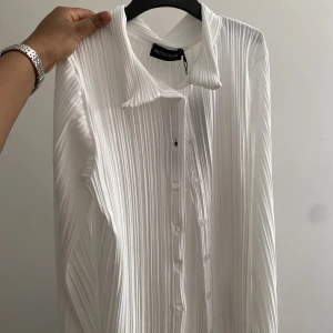 Skjorta 🤍 - Skjortan är från PLT, men säljer den för att den är för liten på mig ;( men den är urläcker🧸🤍 - helt oanvänd + prislappen är på✨ Skriv till mig😘