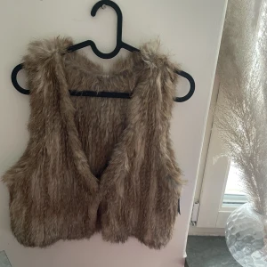 Pälsväst - En jätte fin pälsväst köpt secondhand, jag tror att den är äkta och köptes för 250 kr men var tyvärr för liten för mig❤️går att knäppa 
