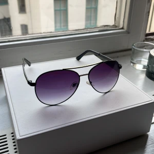 Dolce & Gabbana glasögon - Snygga pilotglasögon från Dolce & Gabbana. Köpte för ca 1 år sen men användes knappt och har därmed legat i garderoben