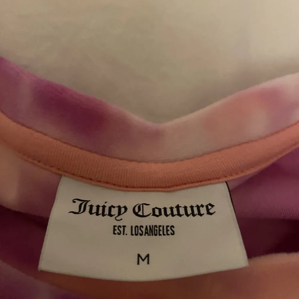Multifärgad klänning från juicy couture. Aldrig använt, stretchigt material. Rine stones där det står ”Juicy Couture”.. Klänningar.