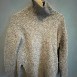 Jättefin tröja från okänt märke, den är i ull och är väldigt bekväm!❤️