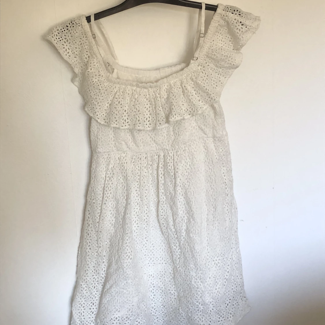 Vit klänning i Stl 40. Student klänning. Skolavslutning klänning. Sommar klänning. Midsommar - 91