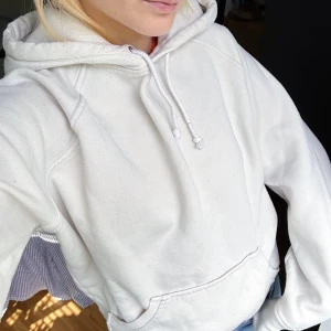 Vit hoodie  - Mjuk och skön hoodie, använd fåtal gånger! 