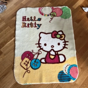 Hello kitty filt / tapestry - Säljer för att den inte passar i mitt rum. Äkta hello Kitty från 2010.  Mått: längd 110cm, kortsidan81cm. 