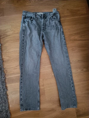 Jack & Jones jeans - Hej! Säljer nu mina jack and Jones jeans!😃 Står att det är loose, men de är mer regular passform! Pris kan diskuteras!