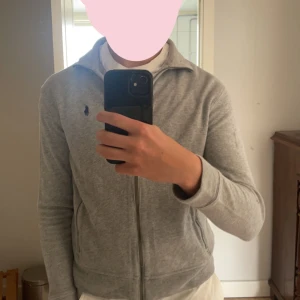 Ralph lauren - Säljer min Ralph lauren tröja för den var för liten.  Storlek S helt ny.  Köpare står för frakt pris kan sänkas!