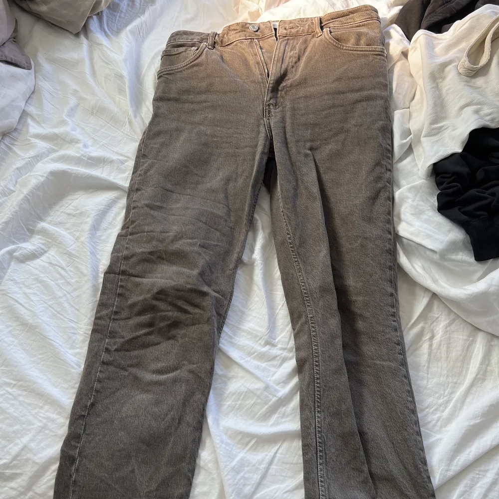 Bruna snygga jeans med slits  Bra skick!!. Jeans & Byxor.