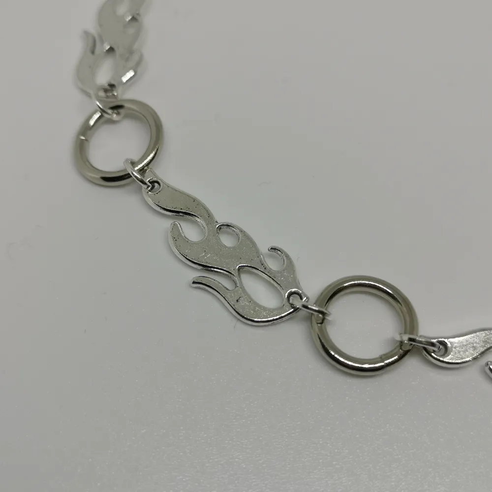 Choker/halsband gjort/designat av av mig. Nytt/oanvänt. Längd: Ca 35 cm + ca 9 cm extra länk. (frakt: 15 kr för frimärke) . Accessoarer.