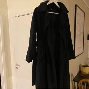 Kappa - Säljer denna långa kappan från bok bok, köpt secondhand i använt skick men inte så använd av mig. 