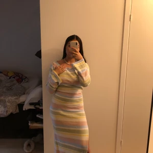 Nakd långklänning  - En toppenfin långklänning från Lovisa Wallins kollektion med NAKD. Materialet är i själva verket lite småglittrigt, vilket är lite svårt att se på bilden, har även en slits. Aldrig använd då den är för stor för mig💜💛