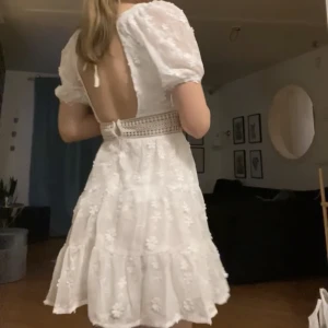 Studentklänning  - Jättefin studentklänning i broderi med fina detaljer. 