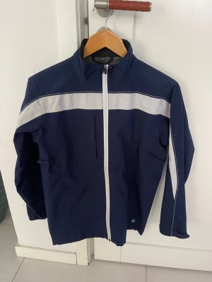 Regnjacka - En jättefin Galvin Green regnjacka med kvalité av högsta skick. Storlek 158-164, passar en XS. Inköpspris 1200 ;) mitt pris 349:-