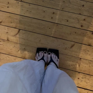 Sandaler  - Svarta sandaler i flipflop-modell från mango. Liten klack!