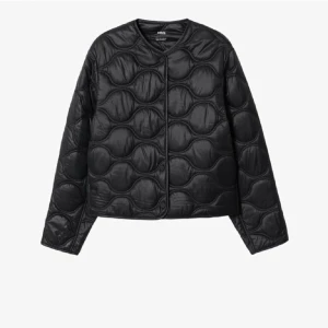 Mango svart jacka - Jätte fin svart dunjacka från mango men kommer tyvär inte till användning. Köpt för 600, fint skick. Skriv privat för fler bilder. Pris kan diskuteras❣️