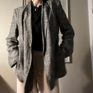 Grå kavaj Stylein  - Fin kavaj från stylein! Perfekt som vår-/sommarjacka! 