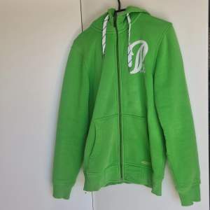 Grön Peak Performance-hoodie med dragkedja. Storlek Small. Bra skick, sparsamt använd.