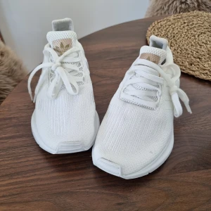 Adidas originals Swift run exclusive - Använda 1 gång  Storlek 38 och 2/3  Passar både 38 och 39 skulle jag säga men bäst på en 39a.