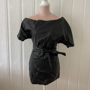 Skinnklänning  - Riktigt snygg skinnklänning från Hanna Fribergs kollektion med NAKD. Använd en gång med tyvärr lite liten. Ett märke baktill vid dragkedjan, inget som syns men bra att veta att det finns där. 