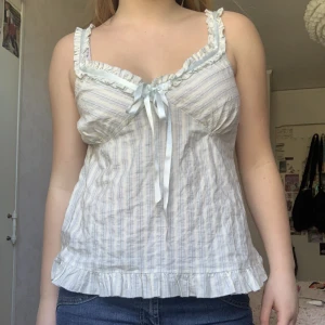 2000s topp🎀 - Säljer denna eftersom den aldrig har använts❤️ Passar mig bra dom vanligtvis har S/M, är även flexibel med priset🎀