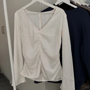 Blus - Så så fin blus ifrån H&M, sen är fantastisk som den är men även över ex en klänning!!  Storlek S men passar även XS🫶🏽 
