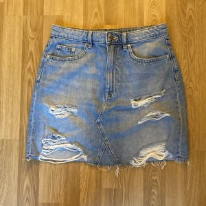 Jeanskjol - Använt 1 gång på en skolavslutning!🤩Säljer för att den är för stor🥺🩷