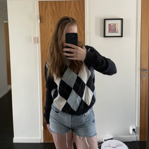 Brandy Melville tröja🌟 - Superfin tröja från brandy som tyvärr inte kommer till användning så mycket längre. Jättefint skick😋 One size men passar bra på mig som normalt är M!