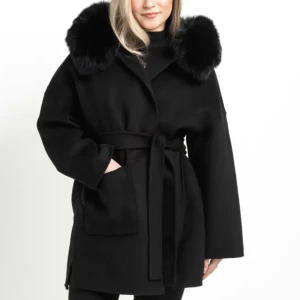 Svart kappa med pälskrage  - Storlek M 