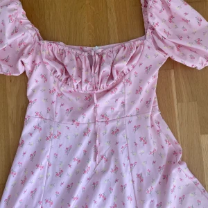 Rosa blommig långklänning - Bra skick, använd en gång, passar storlek L