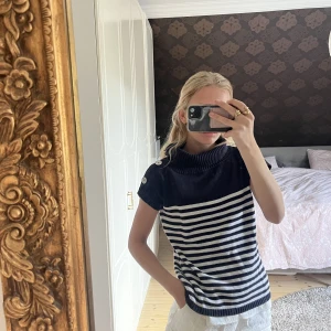 randig stickad topp med polokrage knappar - marin och svart randig stickad tröja med korta armar, knappar och polokrage😫😍