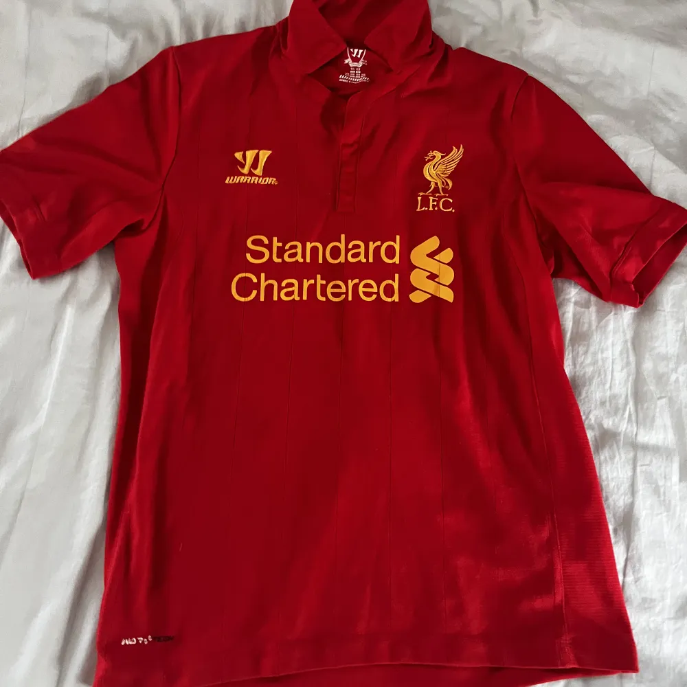 Liverpool tröja i strl 158 Raheem sterling. Ovanlig tröja! Bra skick men en liten defekt på en bokstav bak (se bild). Skönt material!  . T-shirts.