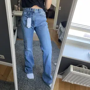 Vintage flared jeans från stradivarius. Jättefina oanvända byxor. Lappen är kvar! Skriv för mer bilder