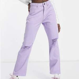 Helt nya jeans (prislapp kvar) - Snygga oanvända jeans med rips i fast tyg, ingen stretch. Prislappen kvar.  Ursprungligt pris: 529 kr