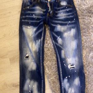 Dsquared2 jeans - Säljer Dsq2 jeans. Helt nya  Inga skador eller problem med den  Storlek 44 slim fit Påse medföljer Kan gå ner vid snabbäffar  Varan är redo att hämtas eller fraktas 