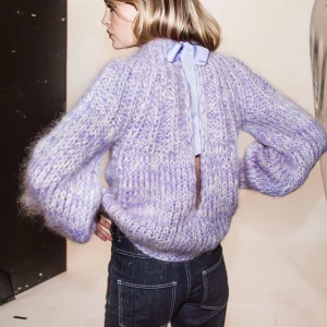 Ganni Julliard - Säljer nu min fina Ganni ”Julliard Mohair Open Back Pullover” i färgen Pastel Lilac (ljus lila). Tröjan är i nyskick och går ej att få tag på längre. Första bilden är lånad från Ganni’s facebook sida. 