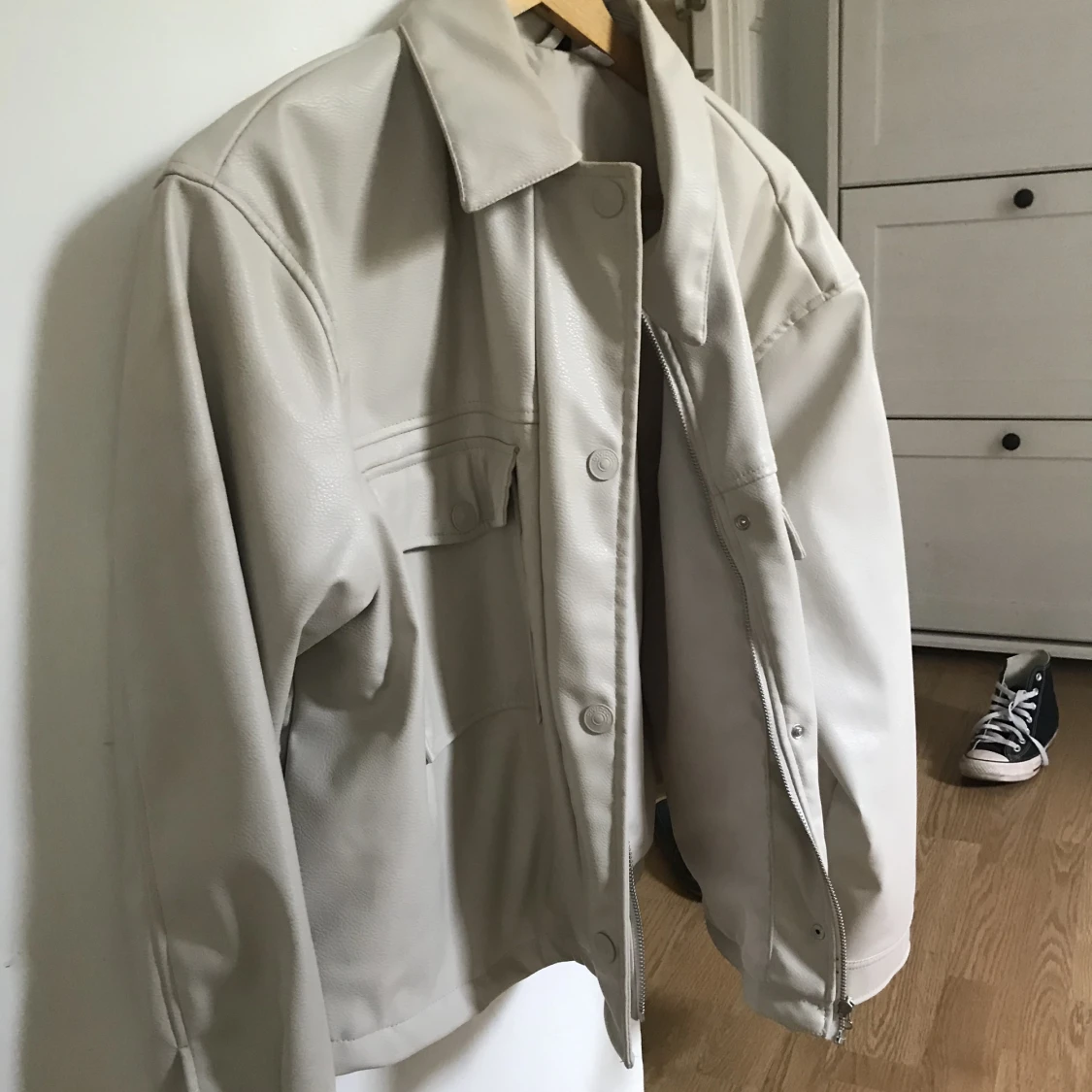 Vit skinnjacka strl L - 90