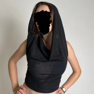 Tröja/ topp multiwearable - Tröja som man kan använda på olika sätt. Märke: Stefanel. Storlek: S. möts i Stockholm eller fraktar. 