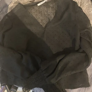 Blus - Rätt så dålig bild så man får komma privat om man vill ha fler bilder. Men så fin blus från NAKD slutsåld. Orginlpris 299 kr. Storlek s, i toppen skick. 