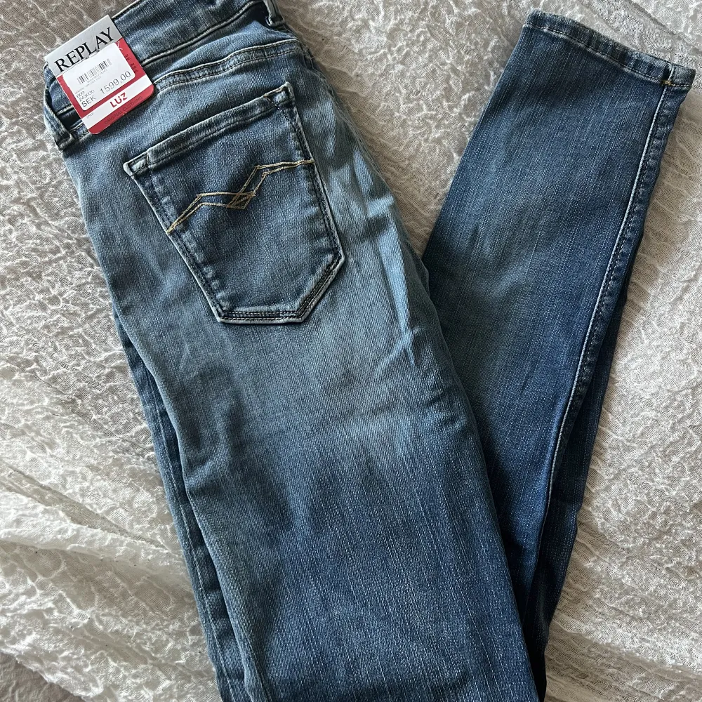 Helt nya Replay hyperflex jeans med low waist. Aldrig använda & prislapp kvar.  Storlek 24/30 . Jeans & Byxor.