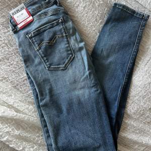Helt nya Replay hyperflex jeans med low waist. Aldrig använda & prislapp kvar.  Storlek 24/30 