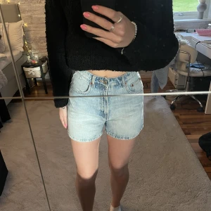 Jeans shorts  - Säljer dessa jeansshorts ifrån Zara, storlek 36, aldrig använda, säljes för att den är för stor💗