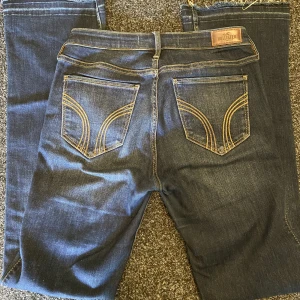 Bootcut jeans - Marinblå bootcut jeans från hollister, mid rise. Mått kan ges privat!