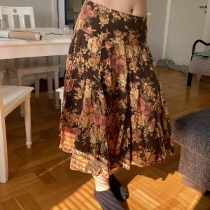 Blommig kjol  - En fin somrig blommig kjol från Zara. Inte så använd. I storlek S. Kontakta för mer information och eller bilder. ☺️