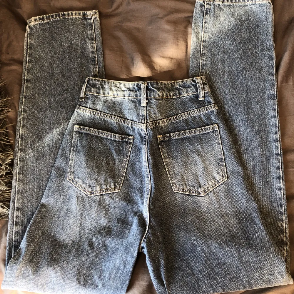 Säljer de här superhighwaisted jeansen. Säljer då jag inte använder de längre. Bra skick, inte använt de så mycket.. Jeans & Byxor.